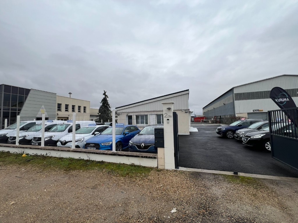 Showroom KURUMA, entrée du site et véhicules